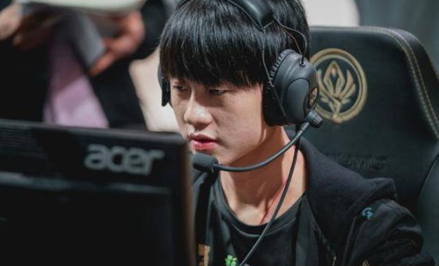 扎金花实战案例：用一对K赢下满桌金花的经典心理局。（扎金花牌局解析：一对K力压满桌金花的心理博弈经典一手）